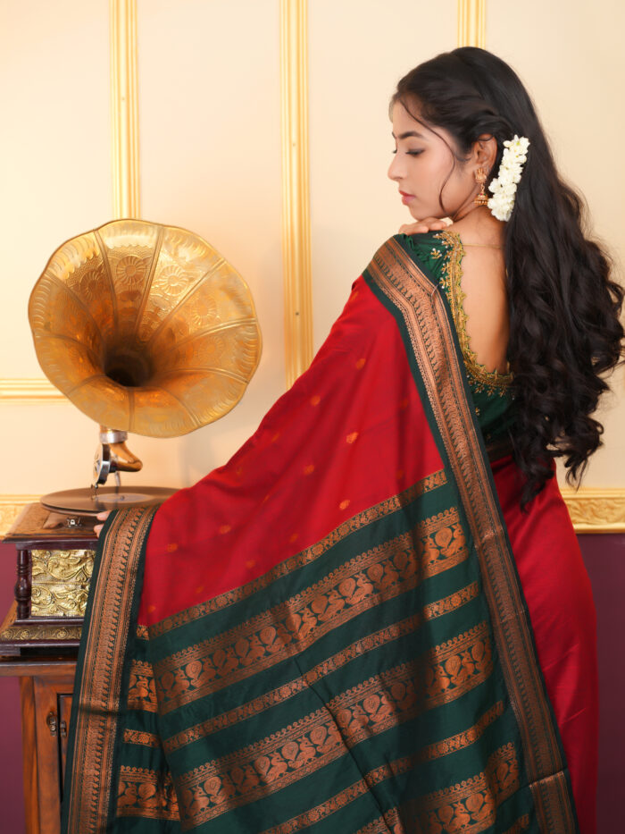 ரதி RED & GREEN CONTRAST SUNGUDI HANDLOOM SAREE